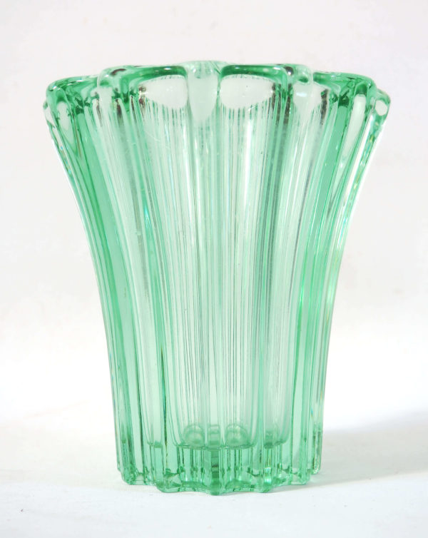 vase vert amande cristal d'Avesn lucinevintage