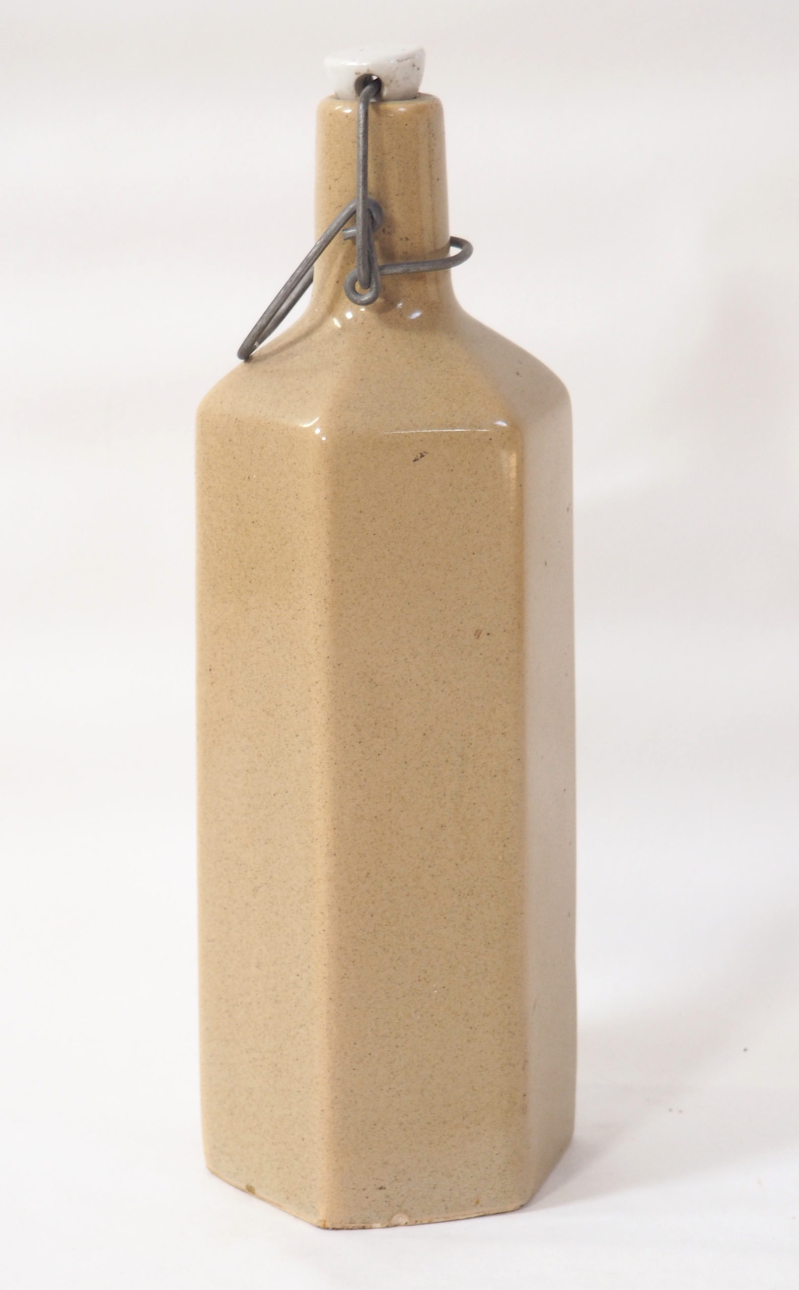 Bouteille hexagonale en grès – Image 6