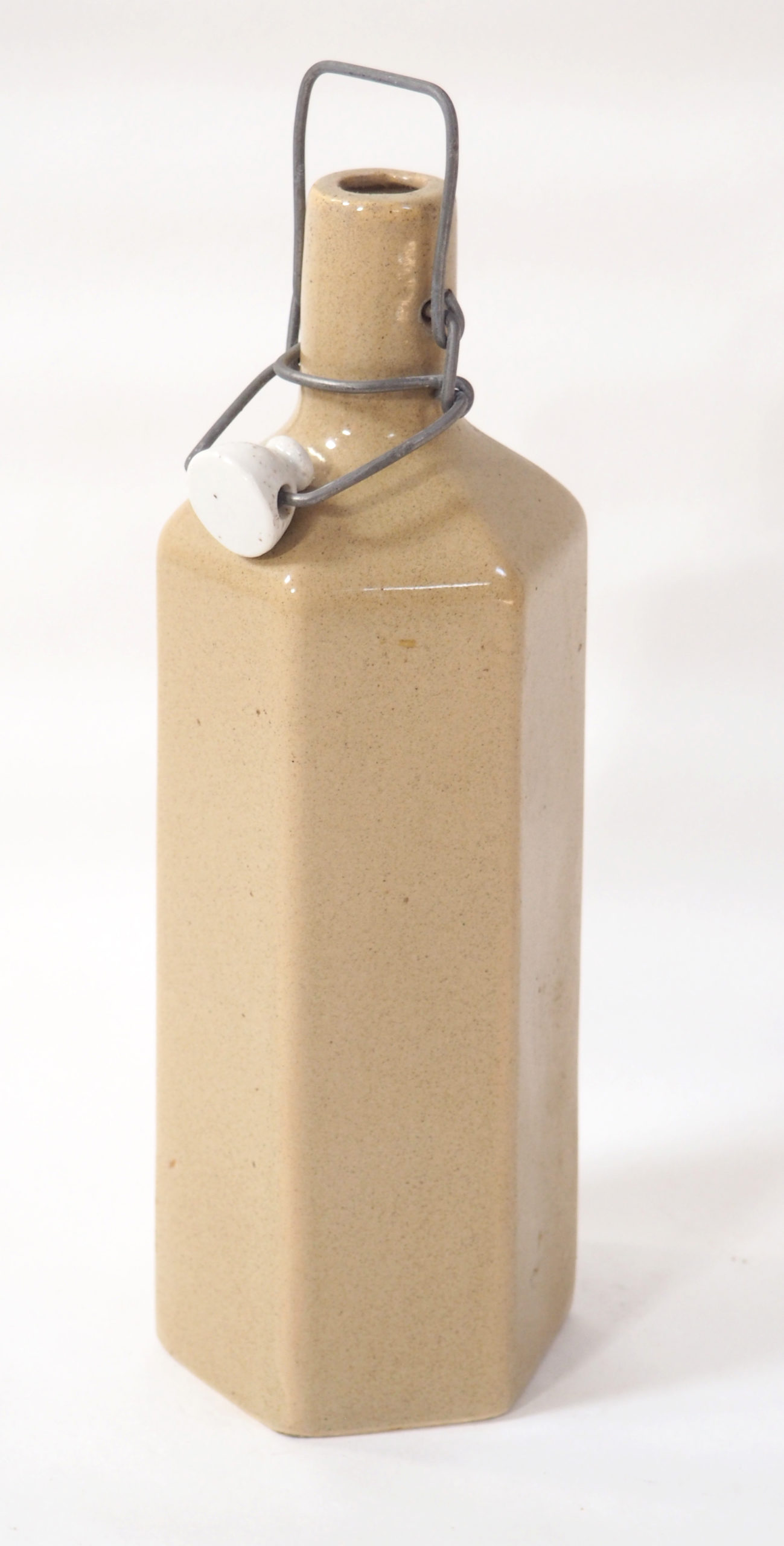 Bouteille hexagonale en grès