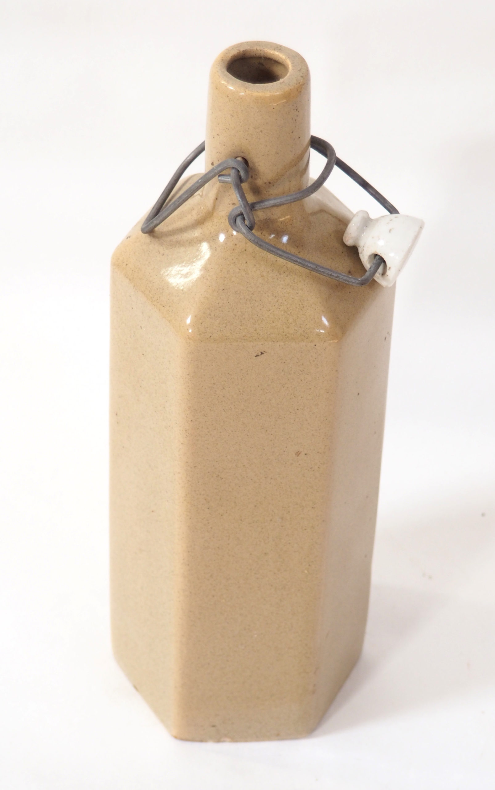 Bouteille hexagonale en grès – Image 4