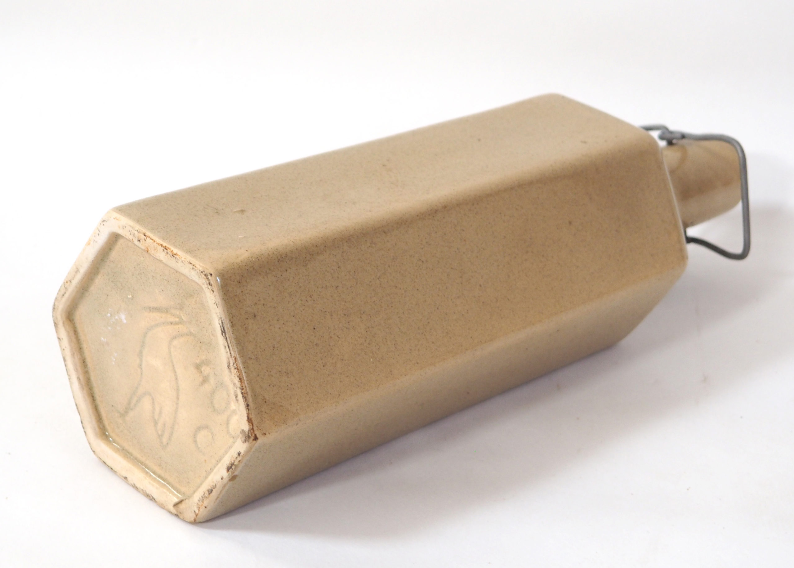 Bouteille hexagonale en grès – Image 3