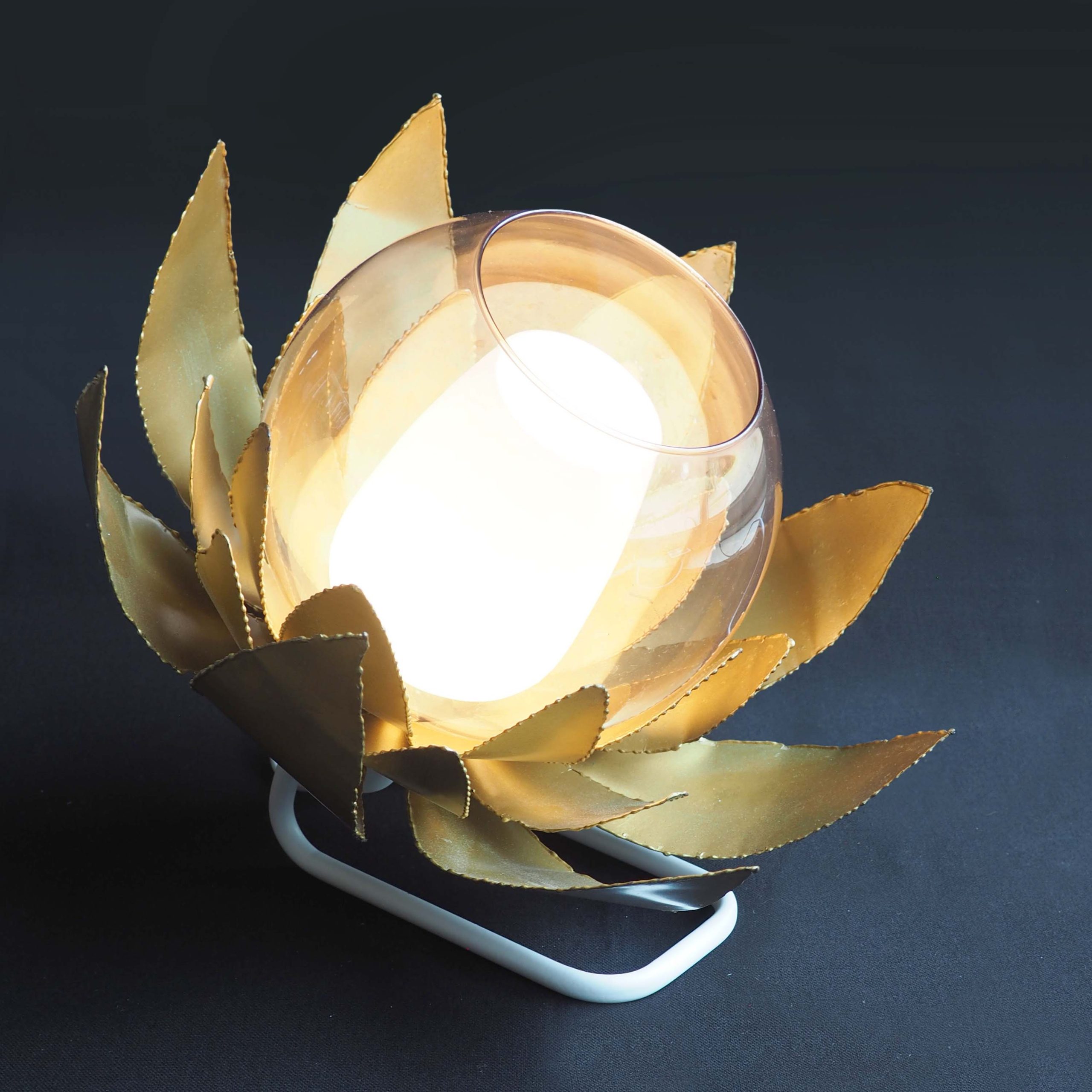 Lampe applique fleur dorée et flute satinée – Image 6