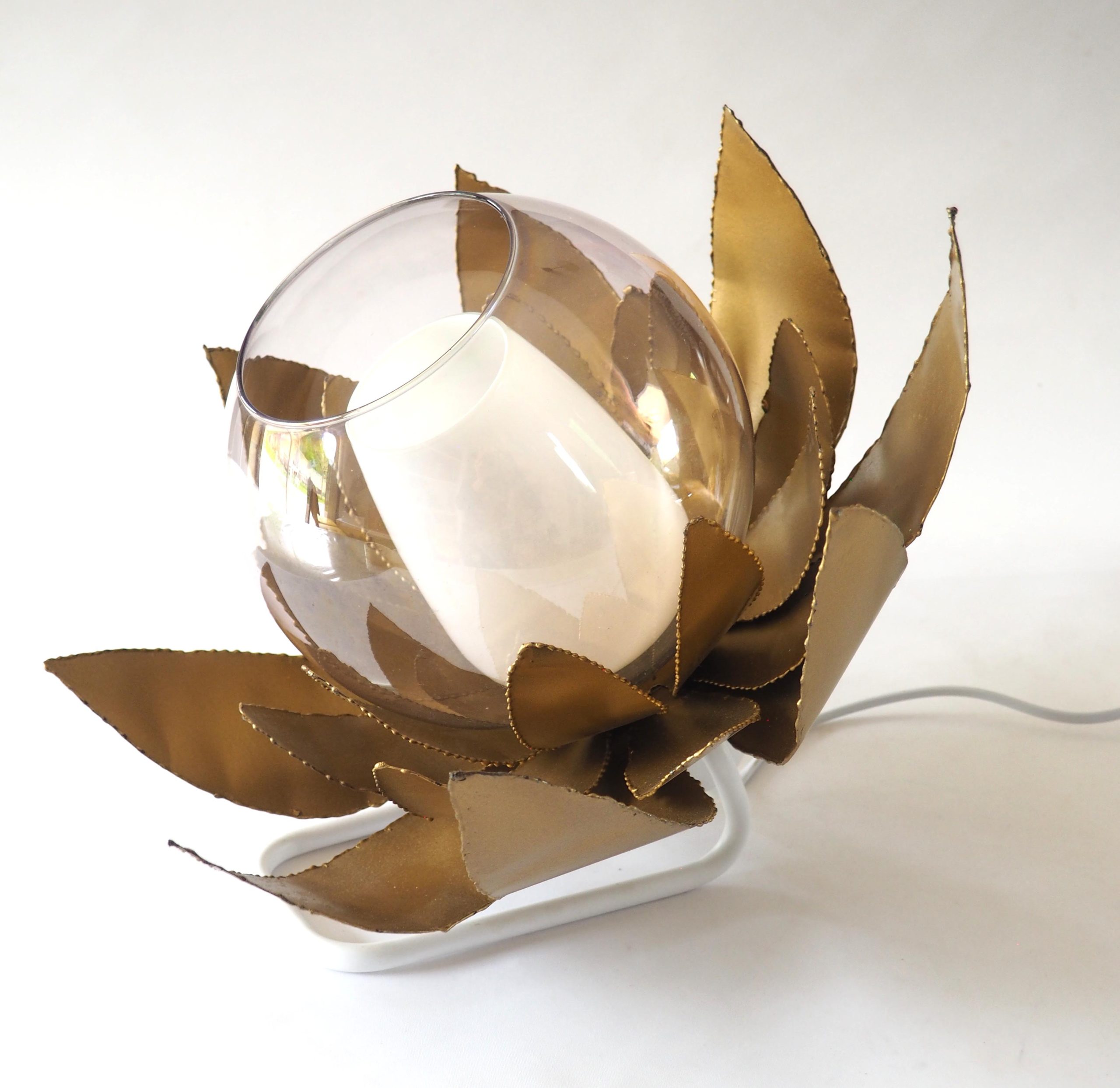 Lampe applique fleur dorée et flute satinée – Image 3