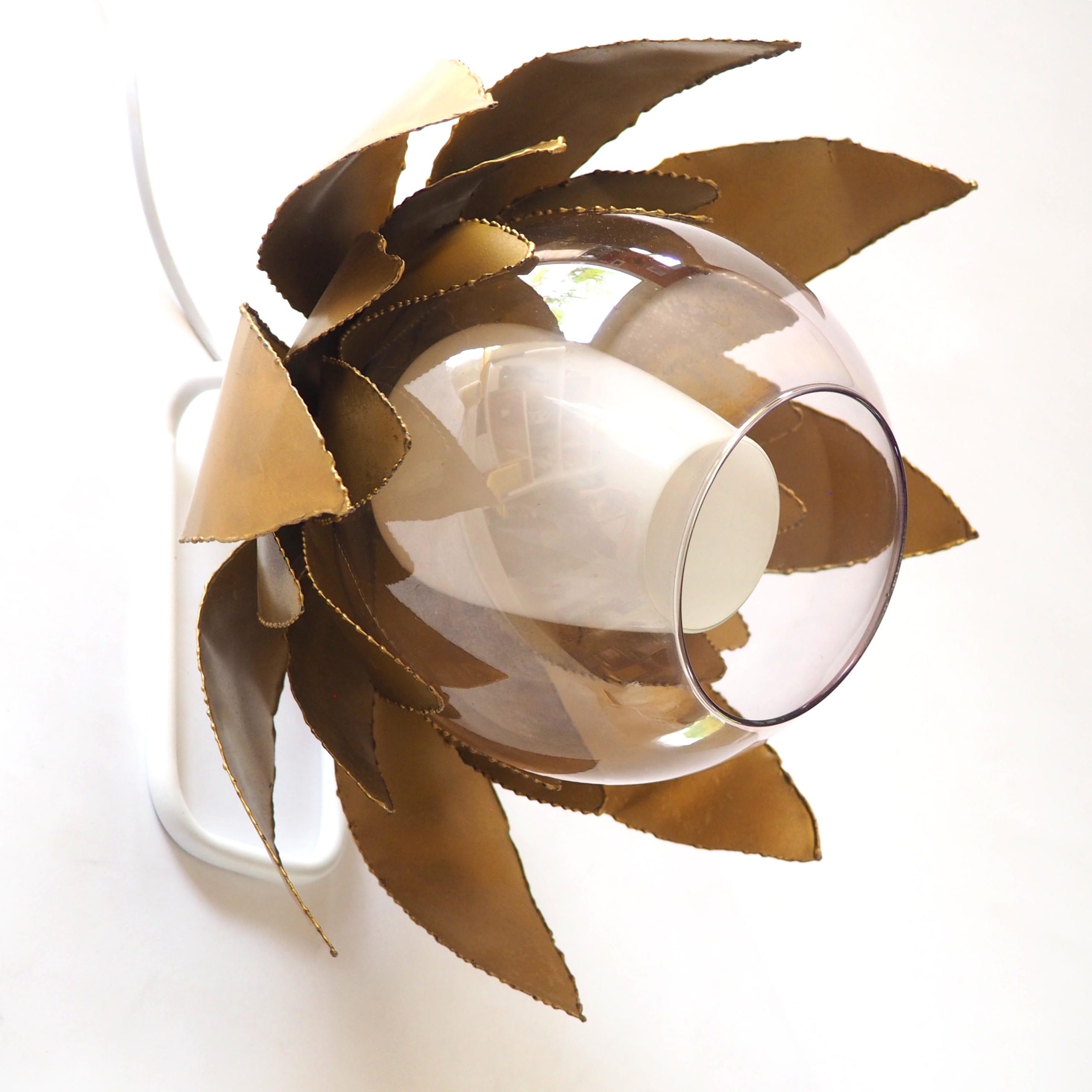 Lampe applique fleur dorée et flute satinée – Image 4