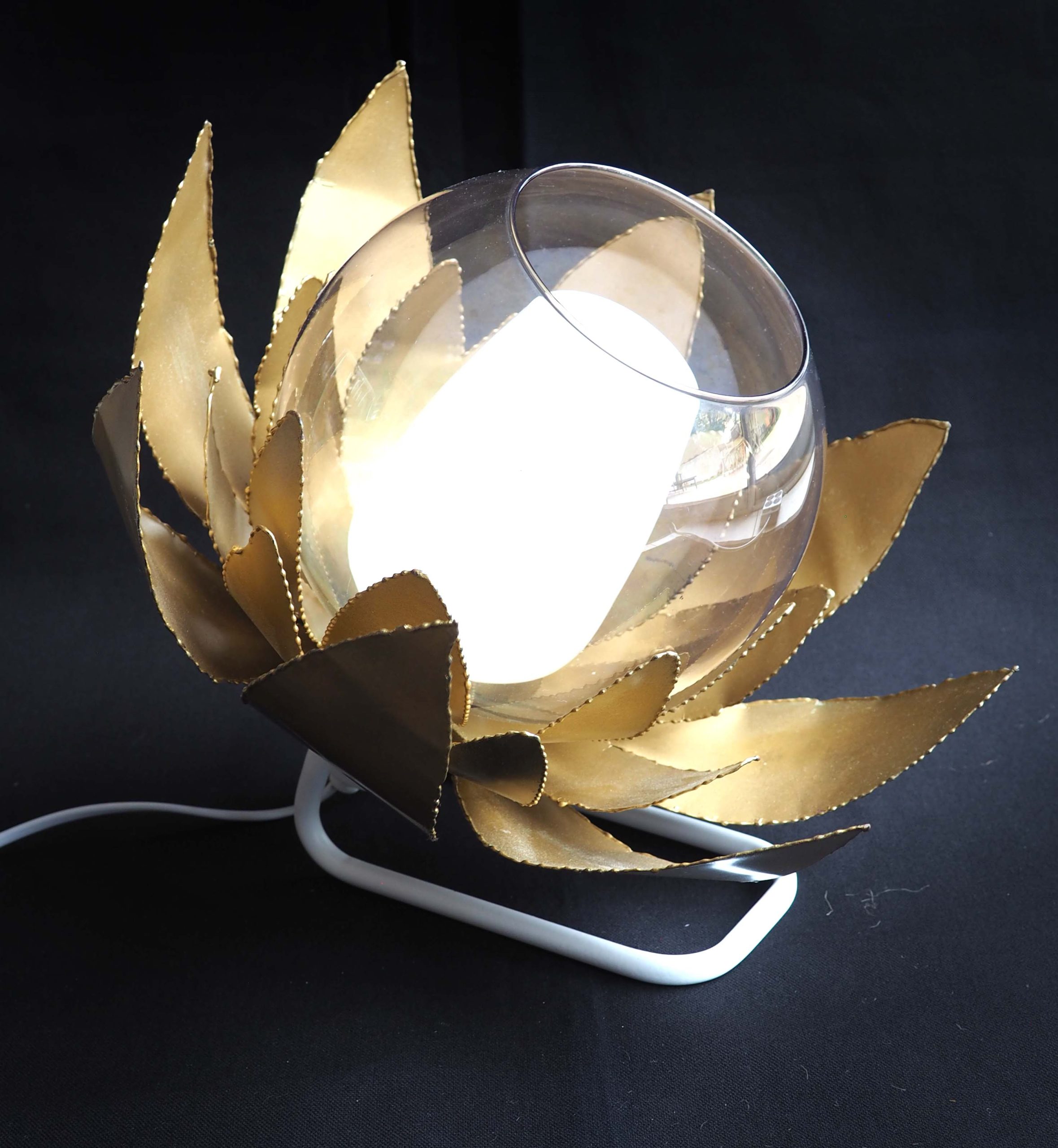 Lampe applique fleur dorée et flute satinée – Image 5