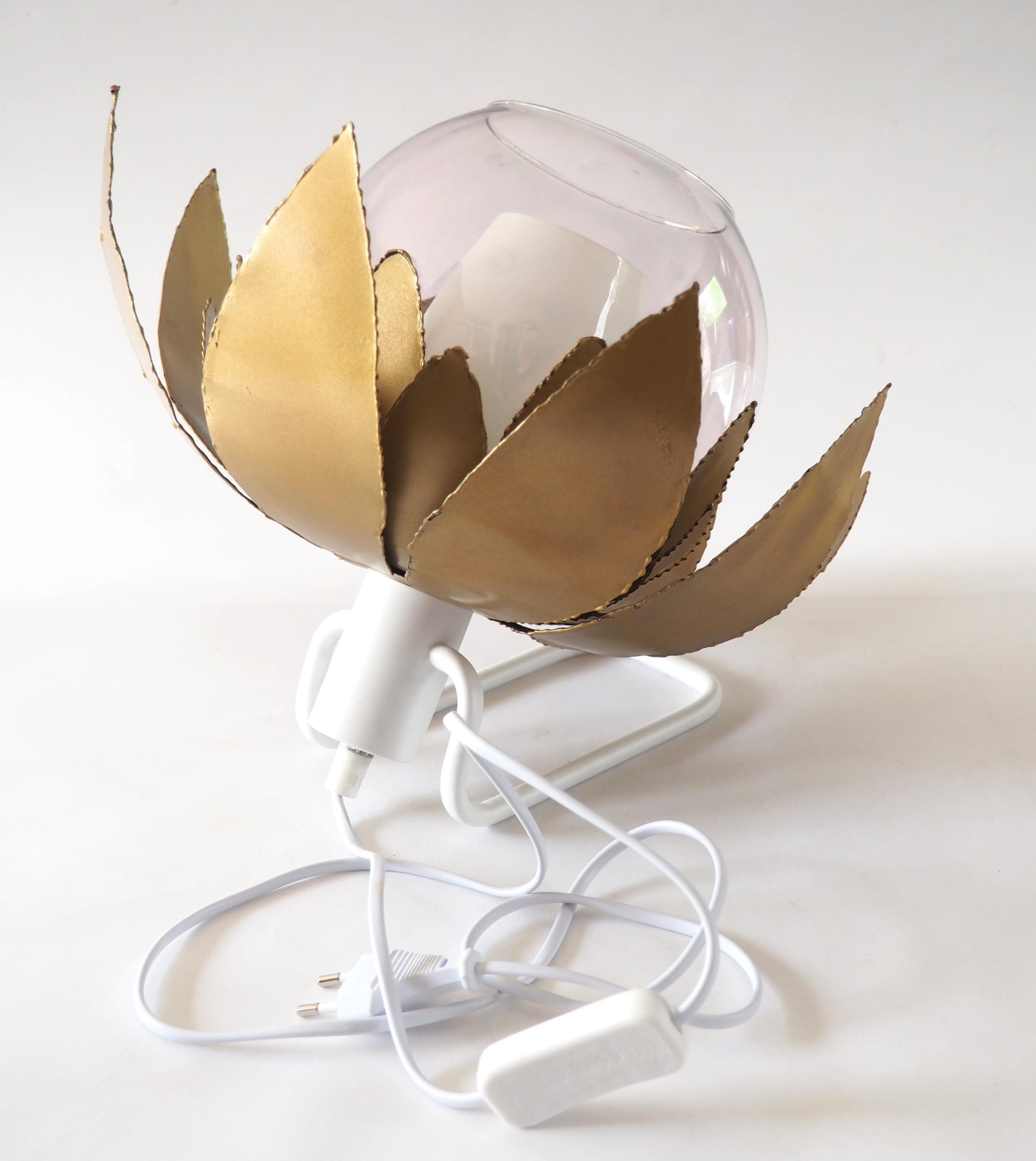 Lampe applique fleur dorée et flute satinée – Image 8