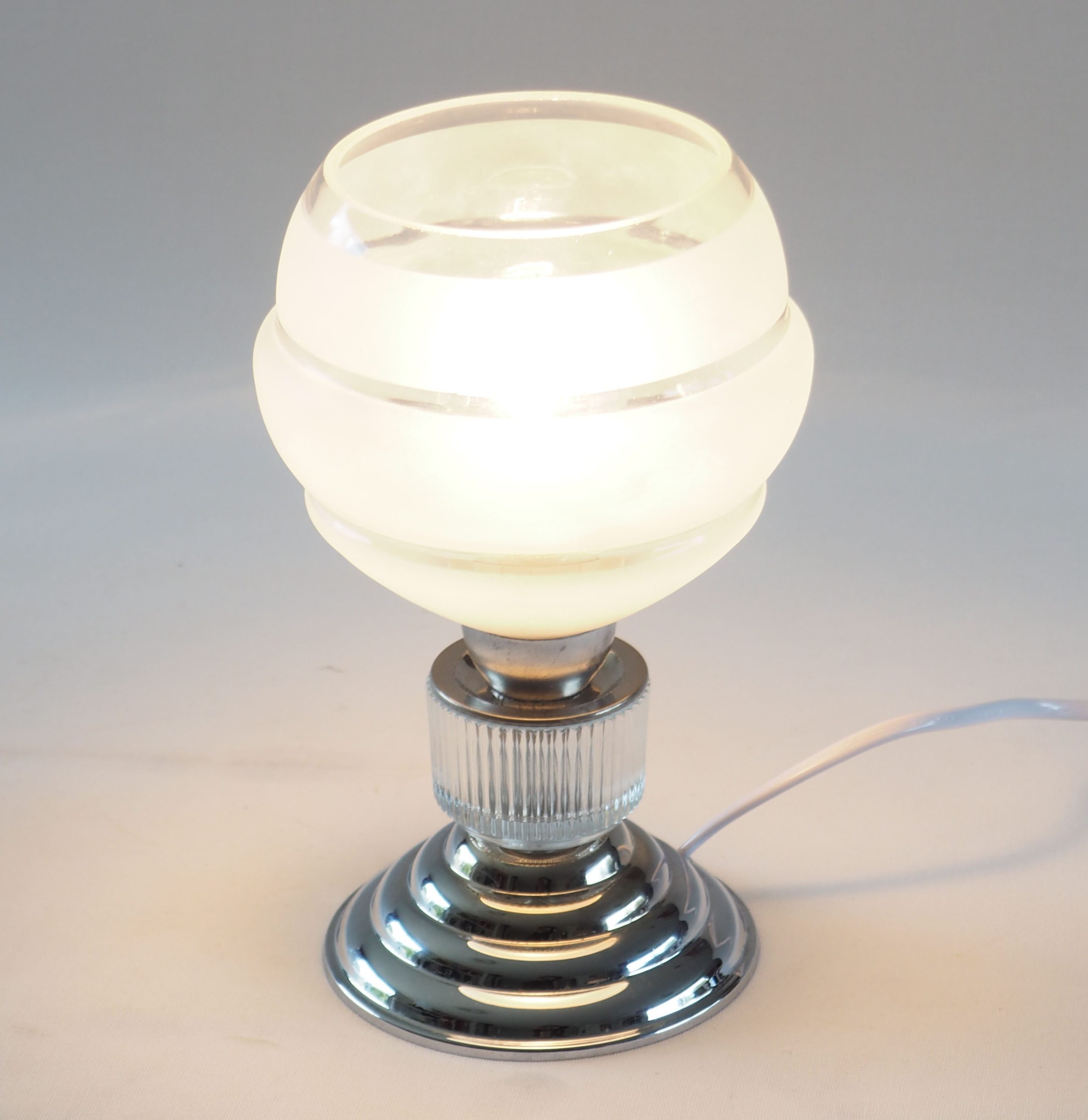 Lampe art déco globe satiné et chrome – Image 5