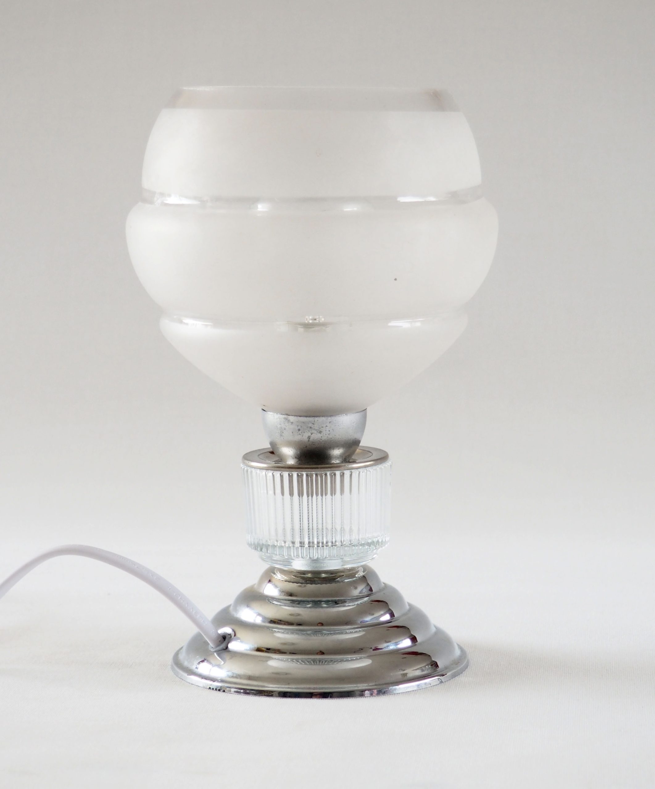 Lampe art déco globe satiné et chrome – Image 4