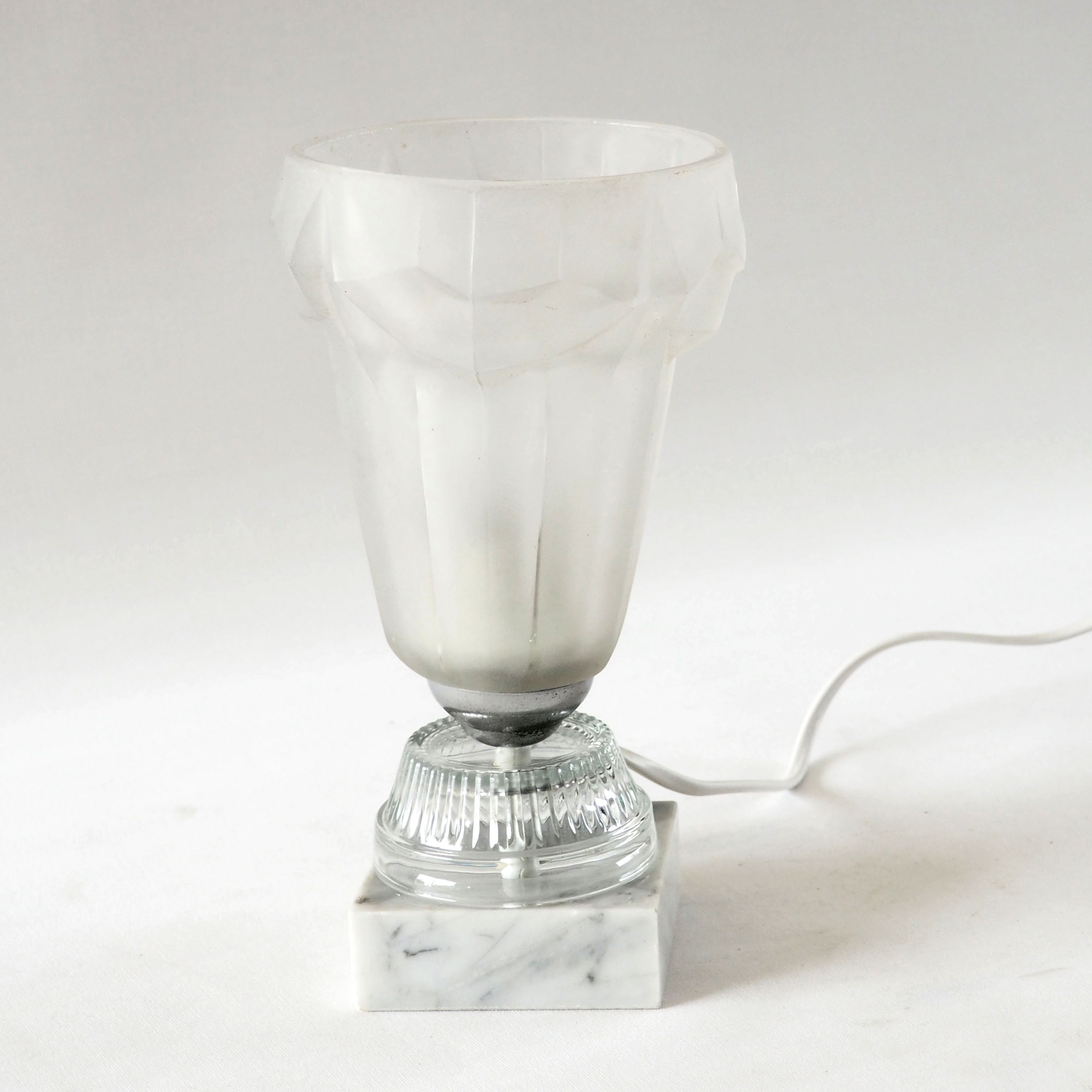 Lampe verrerie art déco et marbre blanc – Image 2