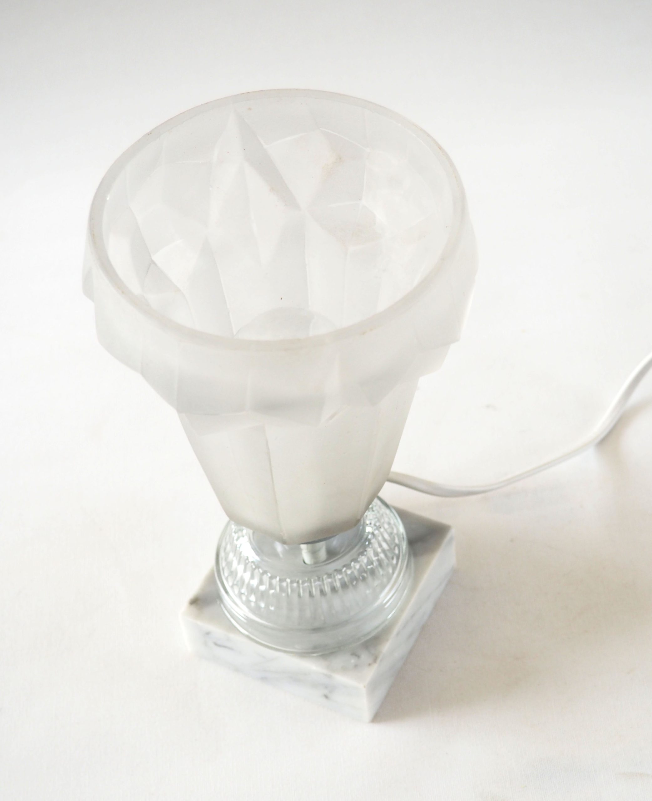 Lampe verrerie art déco et marbre blanc – Image 3
