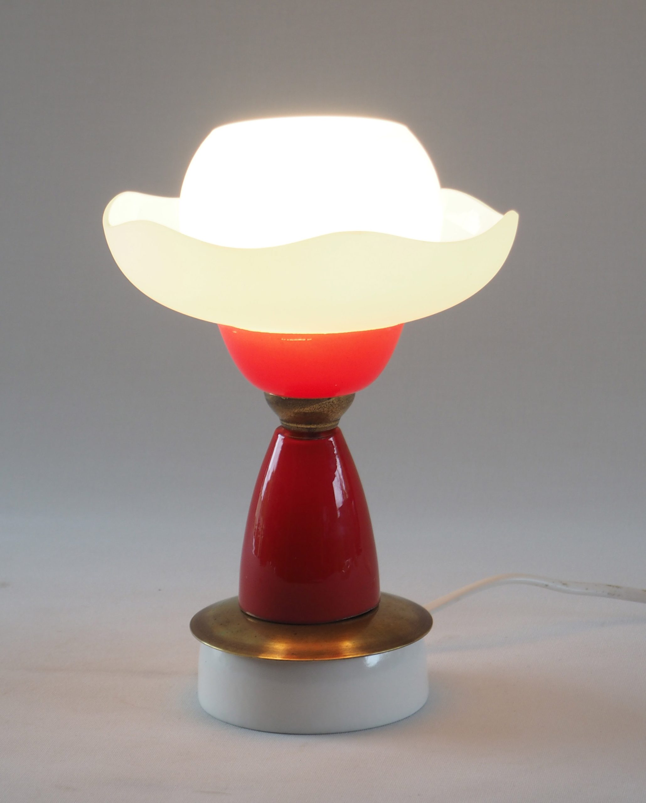 Lampe corolle en verre rouge et blanc satiné – Image 5