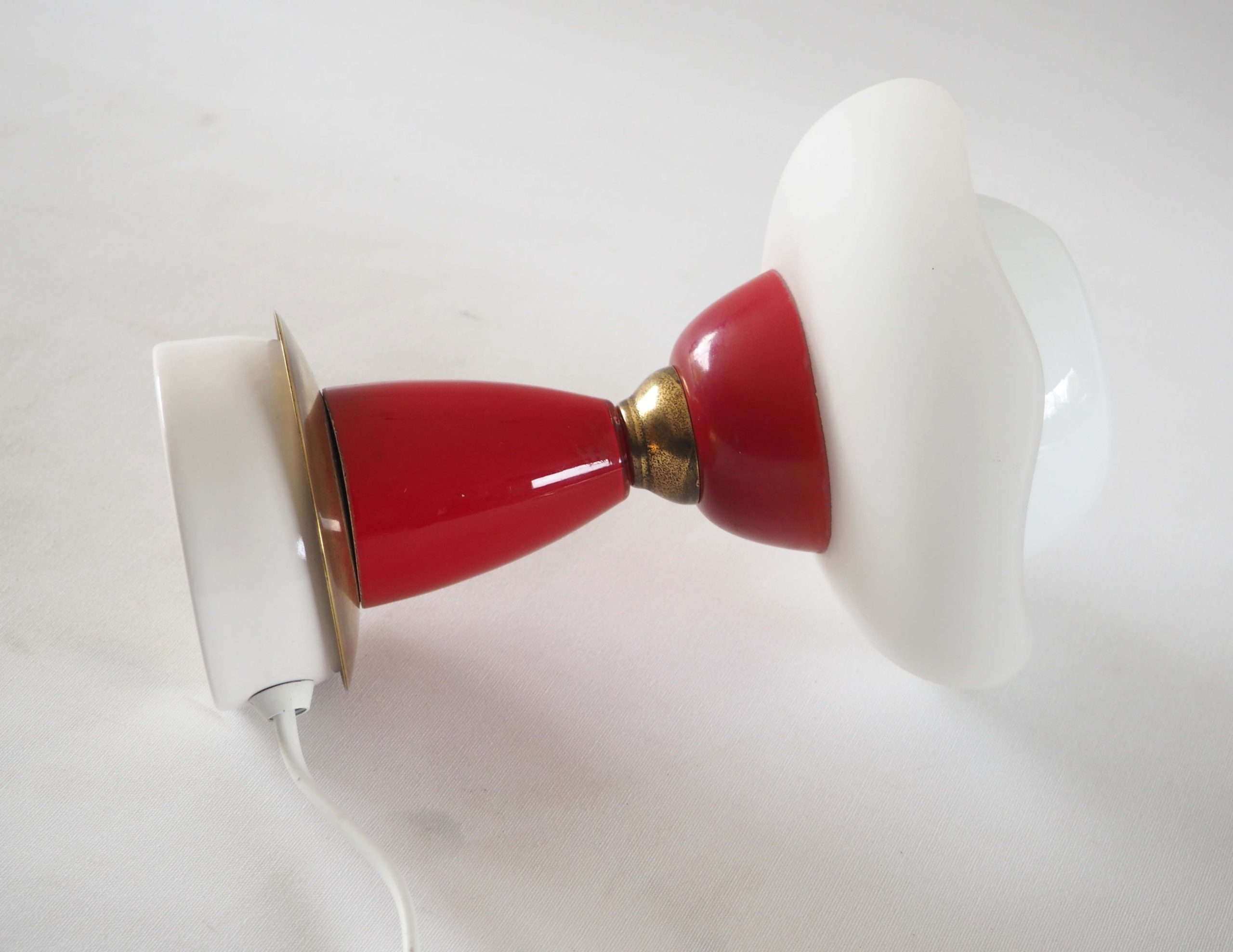 Lampe corolle en verre rouge et blanc satiné – Image 6