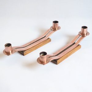 Paire de bougeoirs chêne et bronze cuivré