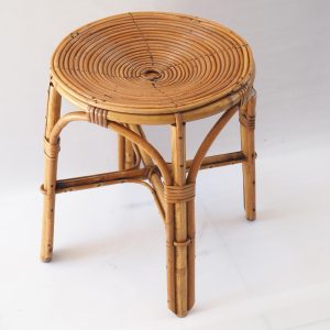 Tabouret en rotin spirale