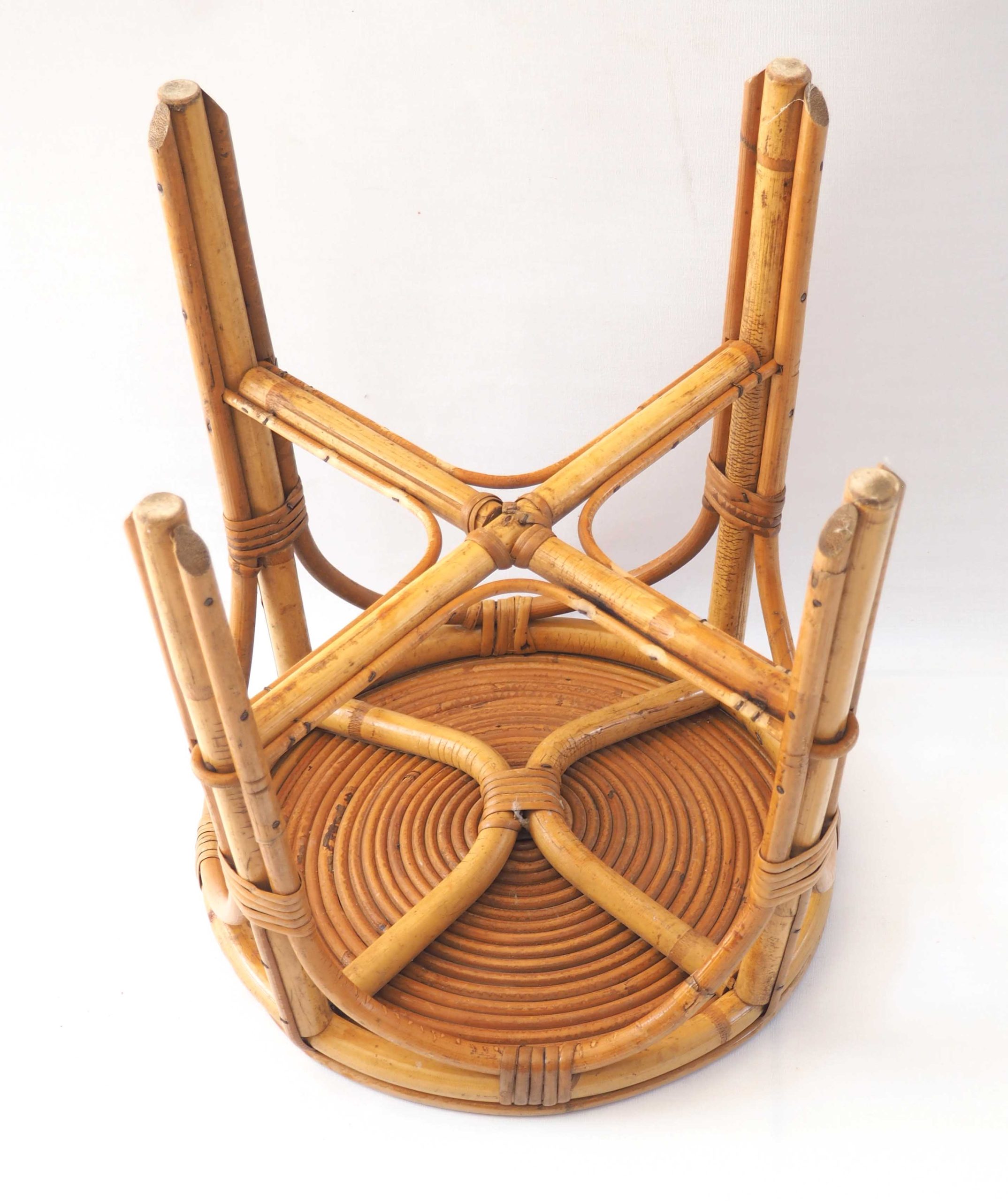 Tabouret en rotin spirale – Image 5