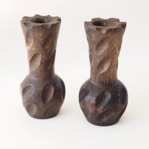Paire de bougeoirs brutaliste bois